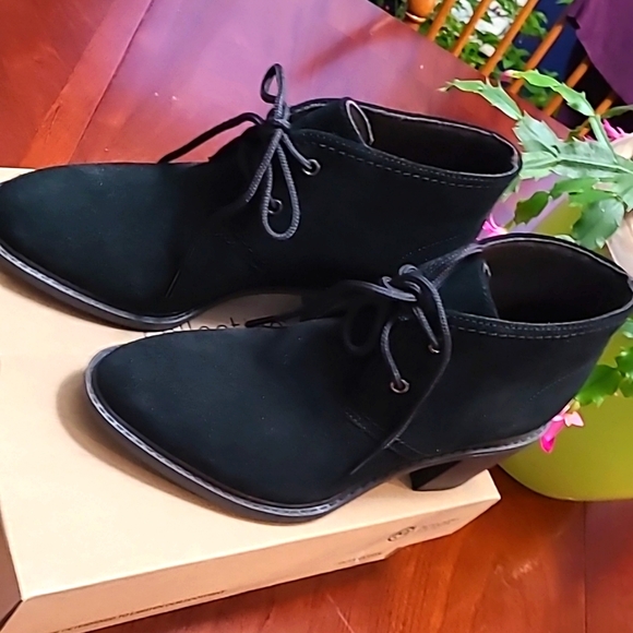 NWT Clark's Suede ankle boots. Black. - Picture 12 of 13